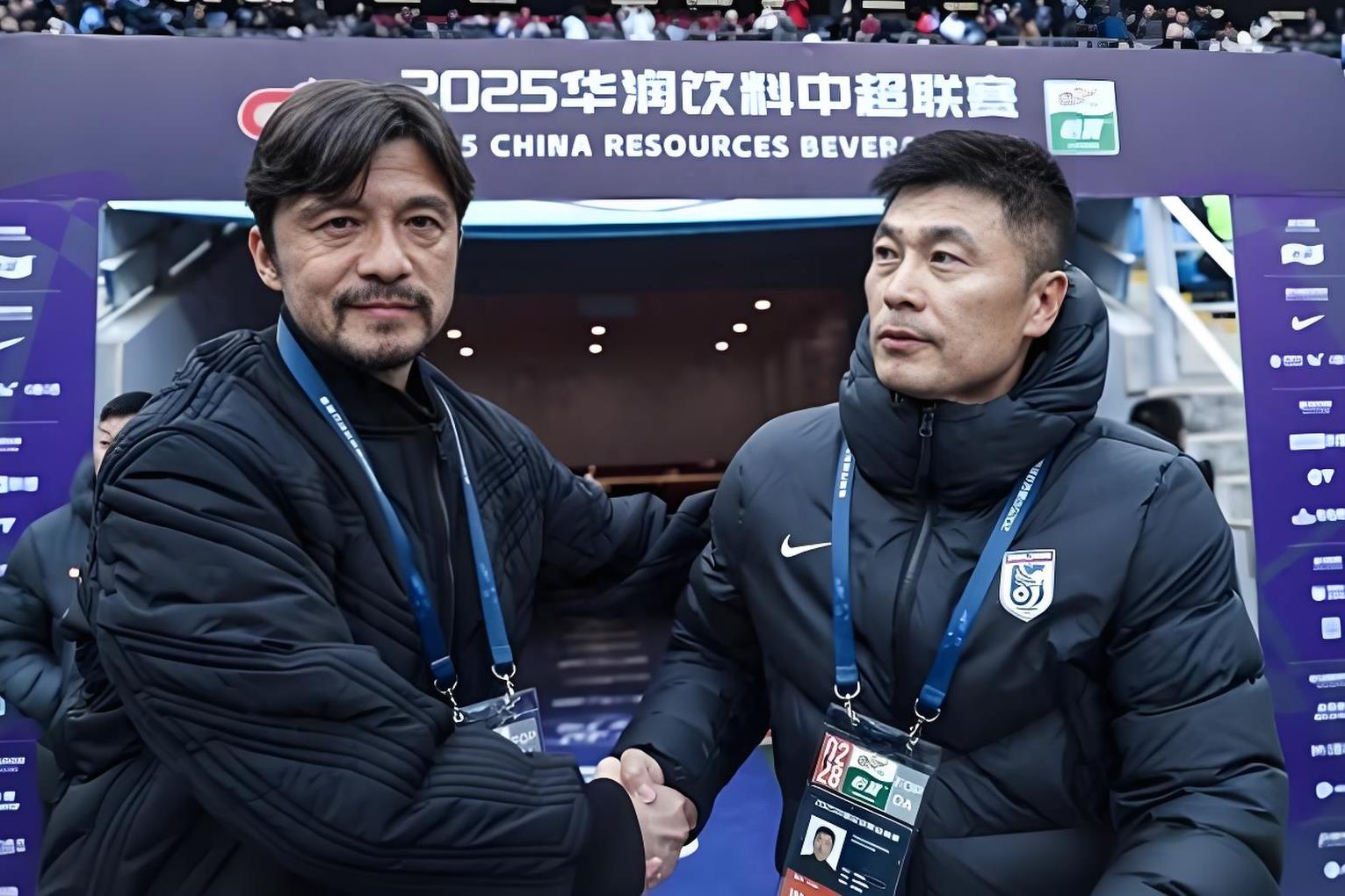 中超集结日再迎强敌，勒沃库森调整名单，主帅态度：气氛紧张，临场指挥获称赞的简单介绍