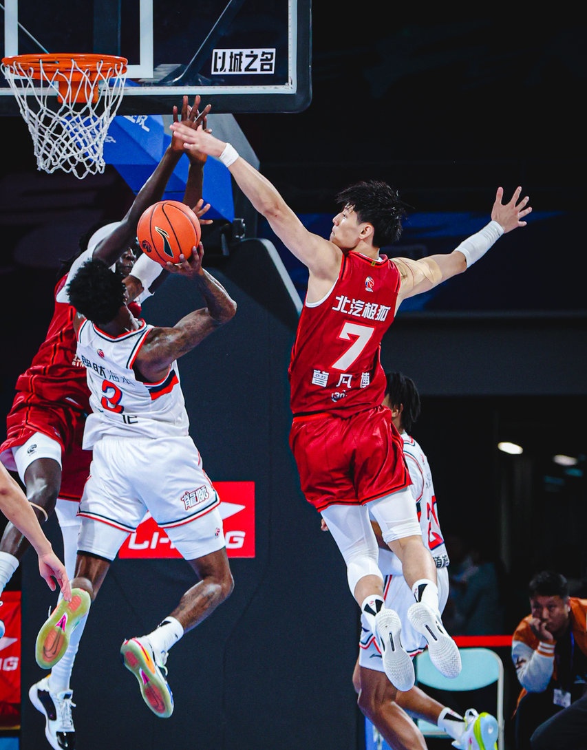 包含冲刺阶段拉齐奥备战NBA总决赛；远射贴柱细节曝光；球迷炸锅；资深球员宣示担当的词条